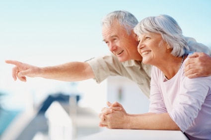 2 personnes âgées souriantes qui trouvent un bon cabinet d'ostéopathie